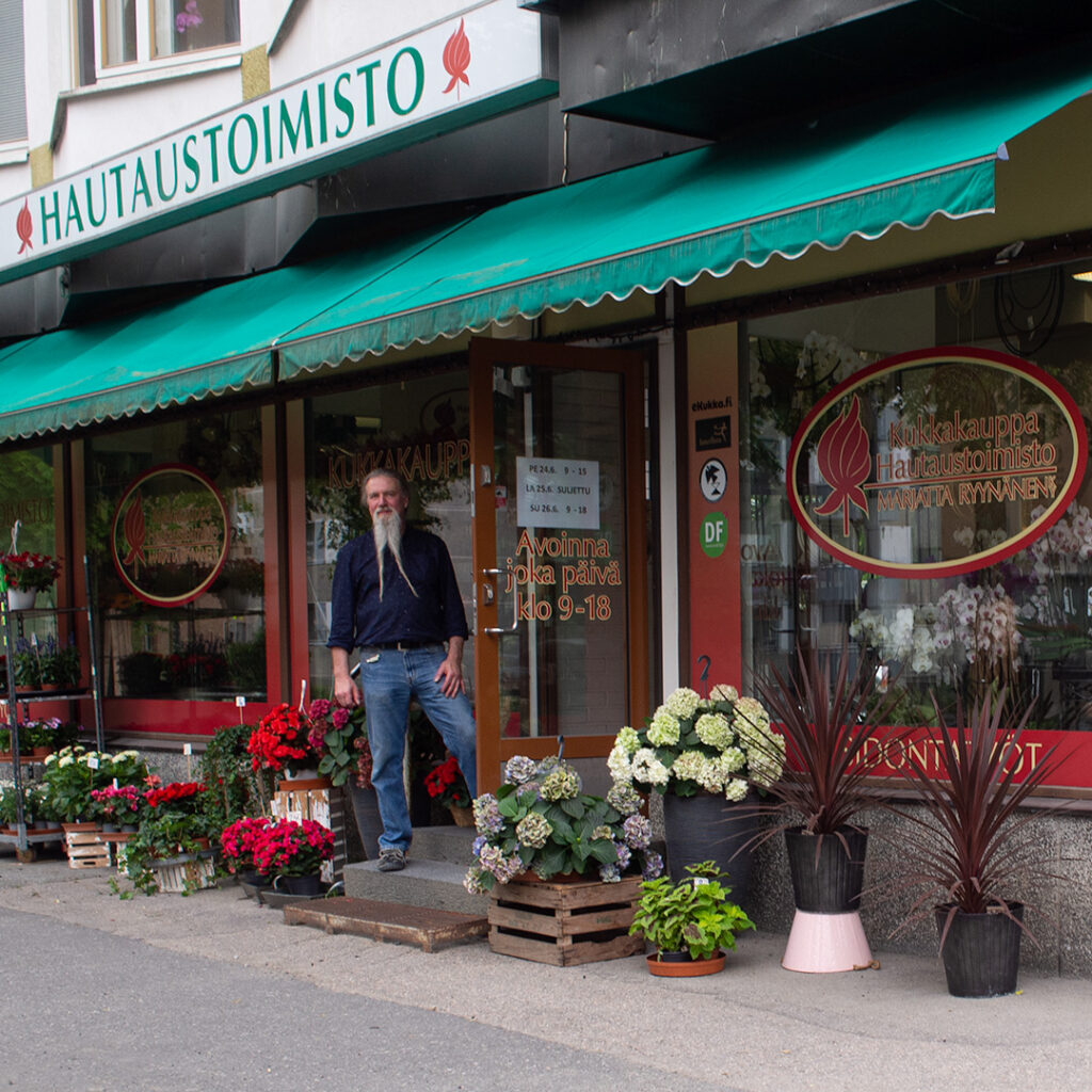 Kukkakauppa ja hautaustoimisto Marjatta Ryynänen sijaitsee Puistokadulla Jyväskylässä